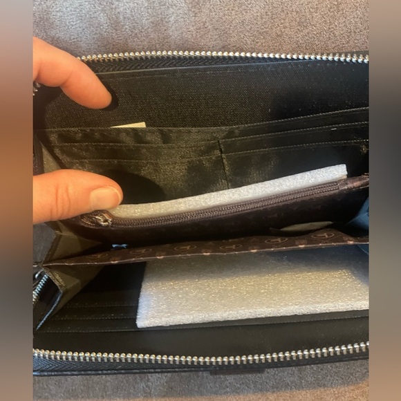 London Fog Pebble Cell Phone & Zip Around Black Wristlet Wallet - Picture 5 of 7